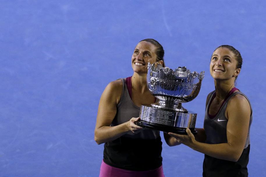 Roberta Vinci e Sara Errani con il trofeo di doppio femminile degli Australian Open 2014. È il loro quarto titolo dello Slam, il secondo di fila in Australia. LaPresse